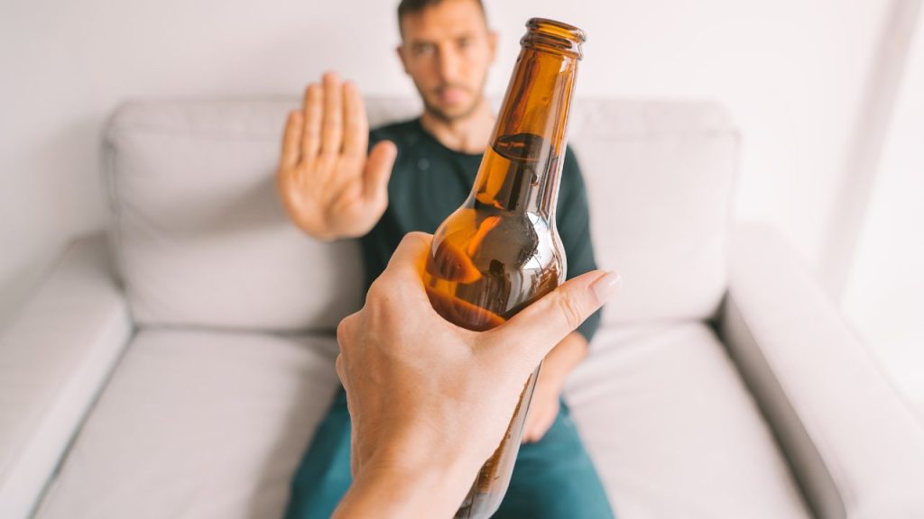 お酒を控えている人