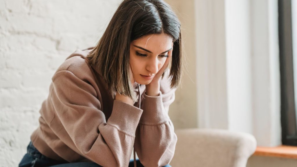 女性が悩みを抱えている様子