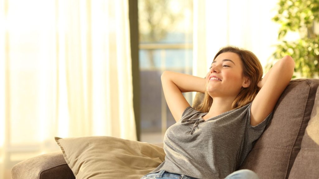 休んでいる女性