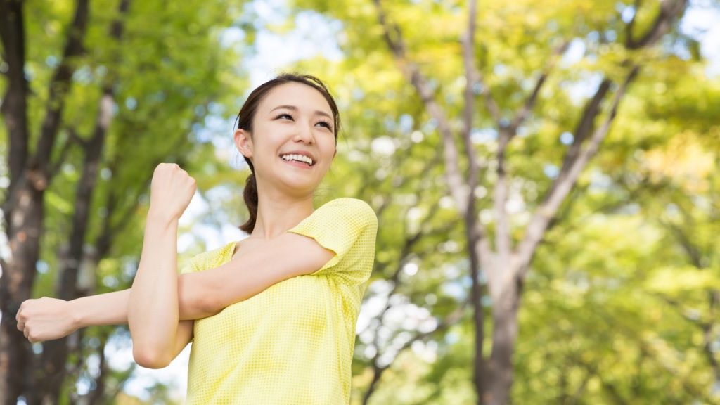 ストレッチをしている女性