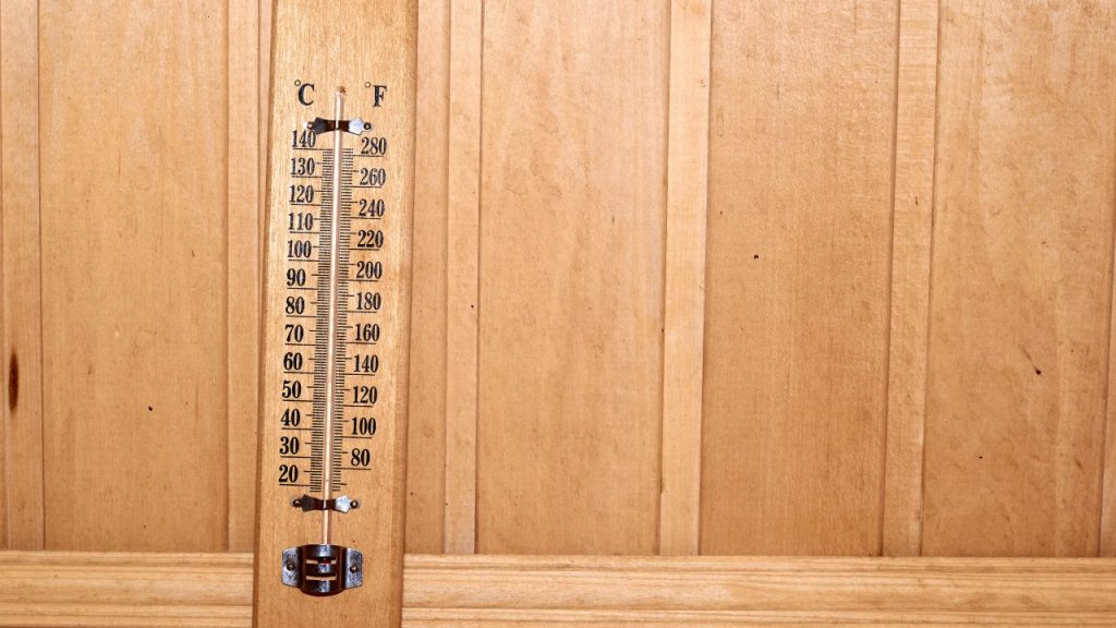 サウナに置いてある温湿度計