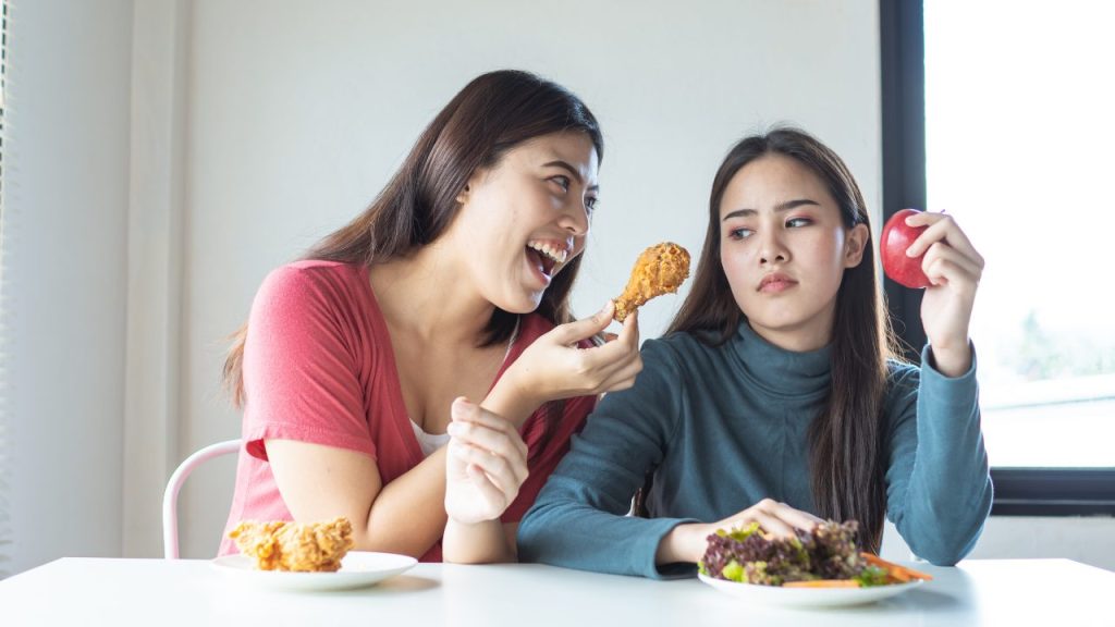 一緒に食事をしている2人の女性