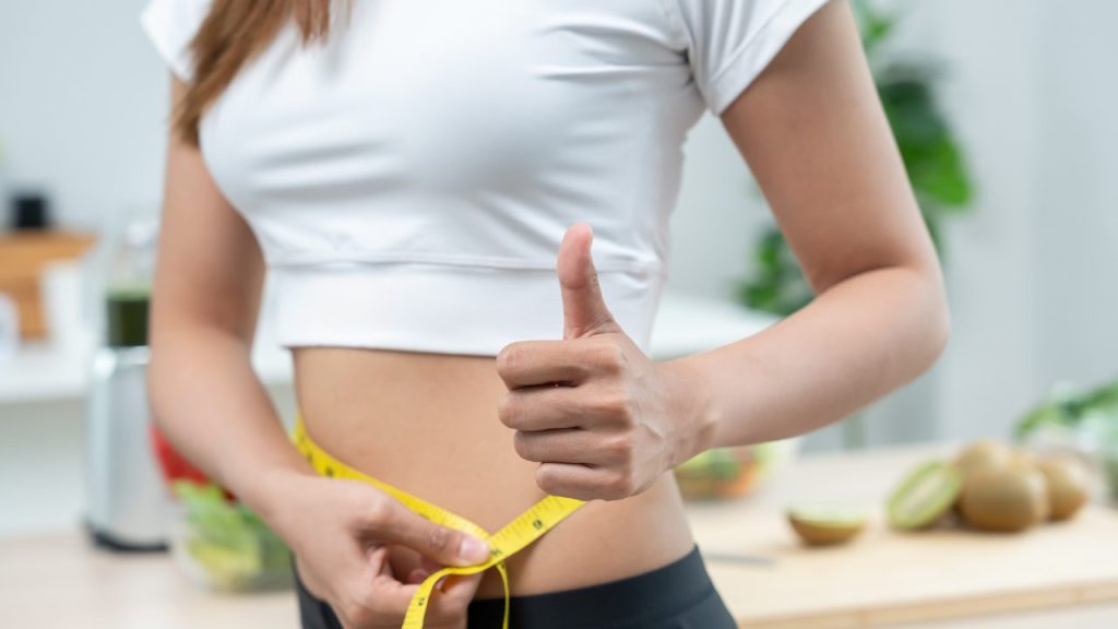 ウエストを測っている女性