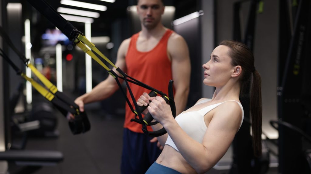 ケーブルでトレーニングをしている女性