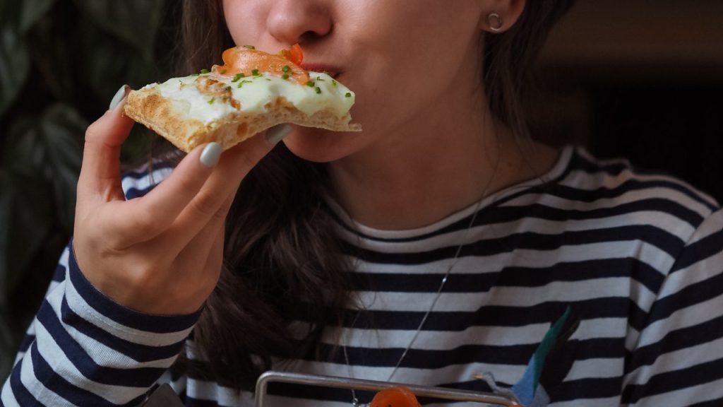 ピザを食べている女性